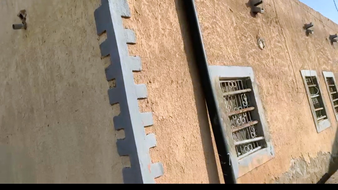 دار في قرن، مساحتها 10 أمتار × 12 مترًا، قريبة من 